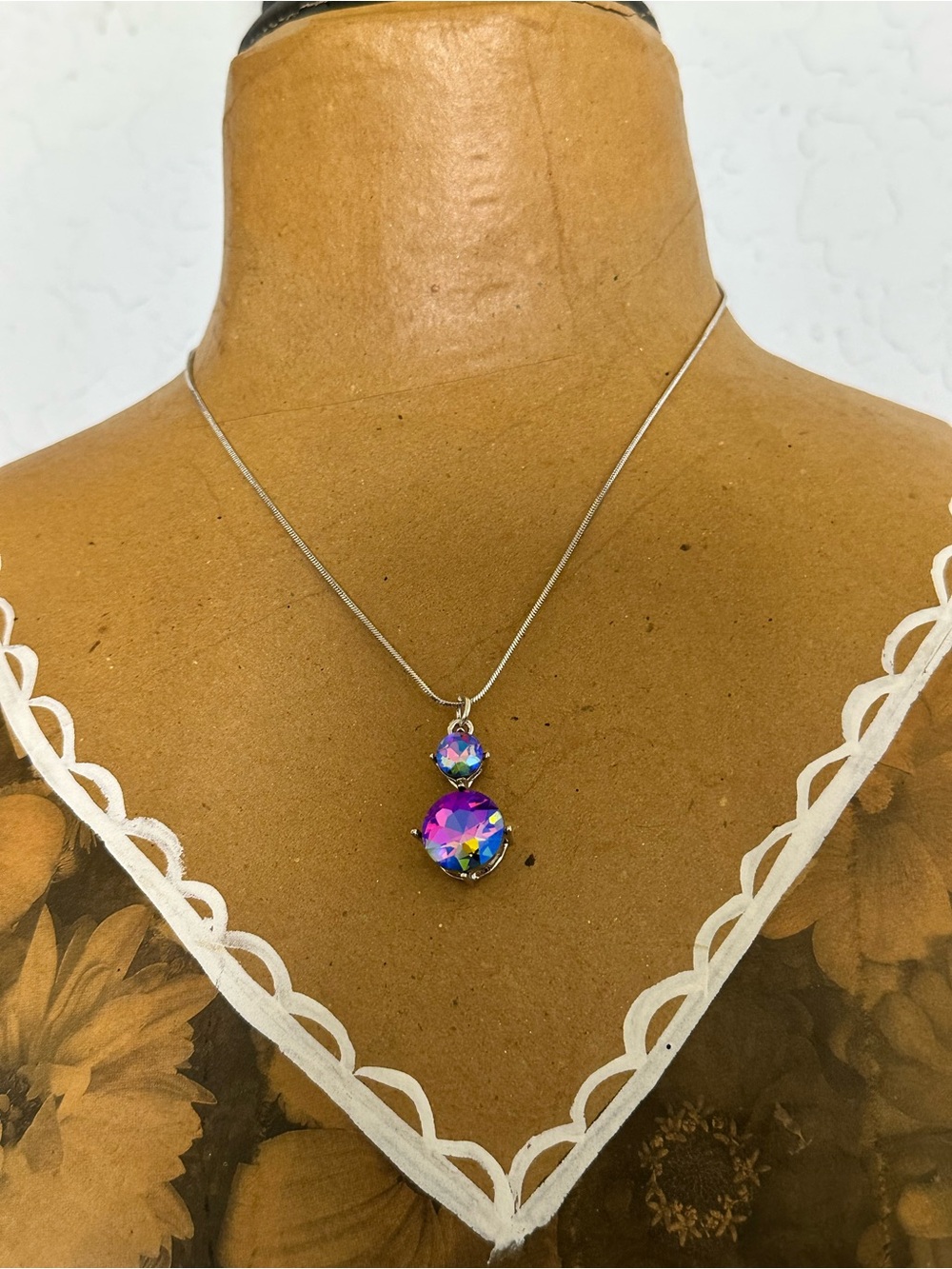 Source Unknown Silver-Tone Necklace with Iridescent Purple-Blue Crystals - Picture 2 of 2